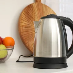 Пятна на дне электрического чайника исчезают с одной ложкой уксуса