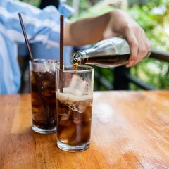 Les boissons sucrées sont dangereuses pour les femmes : le risque de cancer colorectal double avant 50 ans