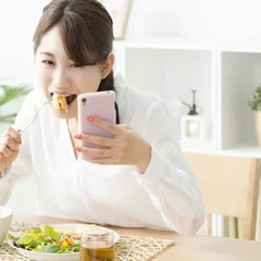Cả việc vừa xem điện thoại vừa ăn cơm cũng vậy à? 5 thói quen ăn uống xấu bất ngờ gây béo phì