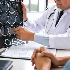 « Je croyais faire un AVC »… vision brouillée et faiblesse des membres chez un trentenaire : cela peut aussi être une sclérose en plaques