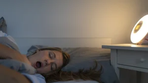 Screen Glow and Belly Fat: How Nighttime Light Exposure Secretly Derails Your Diet