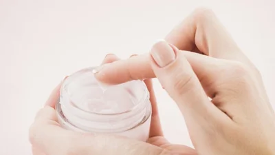 “Vaseline Instead of an Expensive Cream?”: Use It Like a Pro to Save Your Skin
