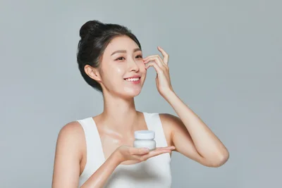 ¿Aún te la aplicas solo en el contorno de ojos?… La ‘crema de ojos’ entra en la era del cuidado reafirmante multifunción