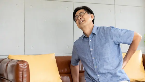威胁中年人的腰椎间盘突出原因四种