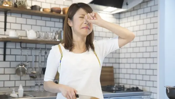 Sharp Knives, Slow Hands: The Scientific Secret to Tear-Free Onion Chopping