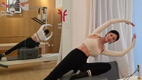 Clara 40 tuổi, vẫn giữ dáng với leggings và cơ bụng rõ nét... Bí quyết là Pilates