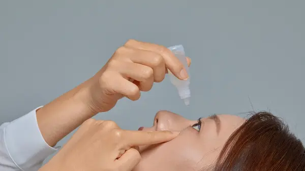 Đột nhiên mắt khô cứng: Có thể là dấu hiệu của bệnh nguy hiểm?