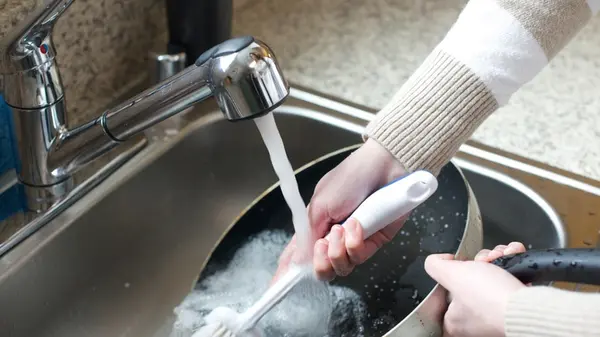 « Ne jetez pas votre huile de cuisson périmée »… 5 façons simples de la réutiliser à la maison