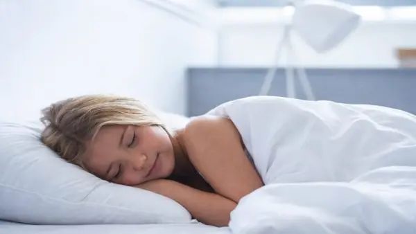 ¿Es necesario dormir temprano para crecer?