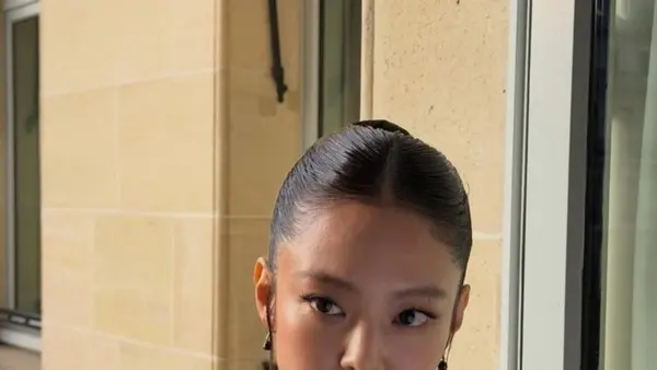 Jennie adopte à la perfection le « sleek bun » plaqué en arrière, la coiffure ultra-tendance du moment… « Seuls certains visages peuvent se le permettre » ?