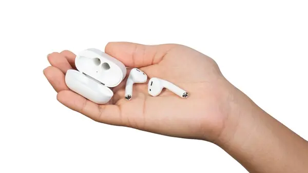 “Los auriculares son incómodos y se caen todo el tiempo” ¿Es cierto que hay que girarlos después de insertarlos?