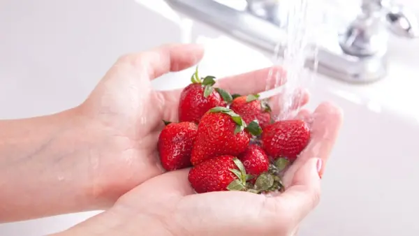 Don’t Remove the Strawberry Stem: Essential Tips for Maximizing Spring Fruit Nutrients