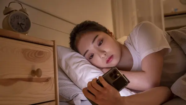 Falling Asleep While Scrolling Your Phone? How Late-Night Screen Time Disrupts Your Hormones
