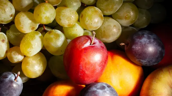 That White Powder on Your Summer Fruit Isn't Pesticide—It’s 'Bloom'