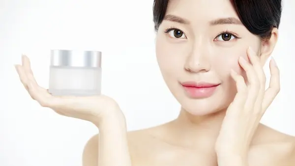 Moisturizer by Morning, Gone by Lunch? The Real Lifespan of Your Skincare Routine