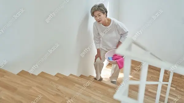 Cứ đau đầu gối là lại đổ cho tuổi già: Nếu cứ chịu đựng, đến cả việc đi lại thường ngày cũng gặp khó khăn 