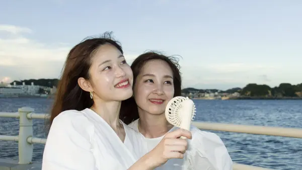 Skip the Handheld Fan: Reach for a Sun Umbrella First in Stifling Heat