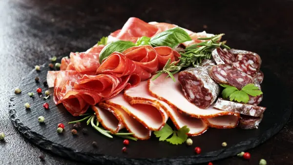Manger souvent “cet aliment” fait-il paraître plus vieux ? Neuf aliments qui accentuent le vieillissement du visage 