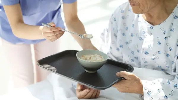 Áp dụng chế độ ăn phòng ngừa ung thư vào cả điều trị?: Vì sao bệnh nhân ung thư cần ăn uống đầy đủ 