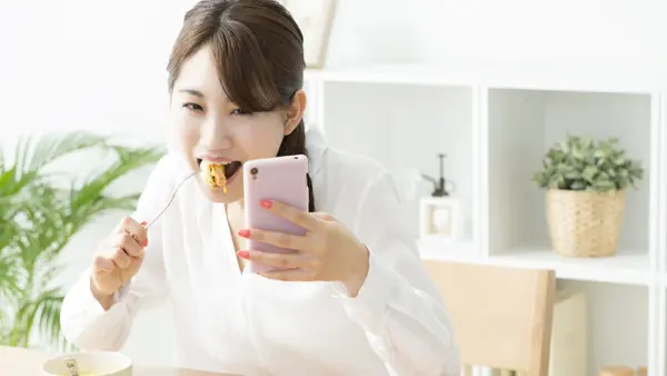 Mindless Munching and Late-Night Snacks: 5 Everyday Eating Habits That Secretly Drive Weight Gain