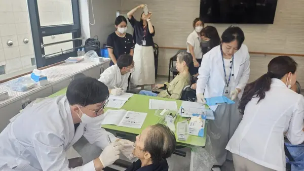 失去“咀嚼的乐趣”，全身健康也可能受影响：牙科医生为何走进养老机构？