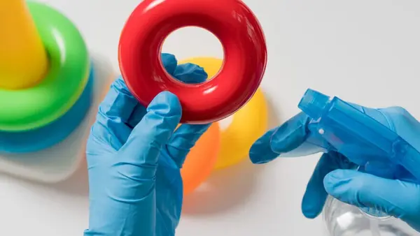 Hygiène à la maison : l’erreur que beaucoup commettent… « Utiliser un désinfectant “comme ça”, c’est peine perdue »
