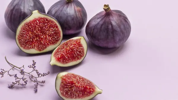 « Fait baisser la tension et facilite le transit »… Quatre raisons de mettre les figues de saison au menu 
