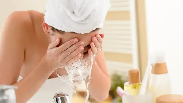 « Une peau qui crisse à tout prix ? Vous l’abîmez »… En K-beauty, le nettoyage du visage diffère entre le matin et le soir 