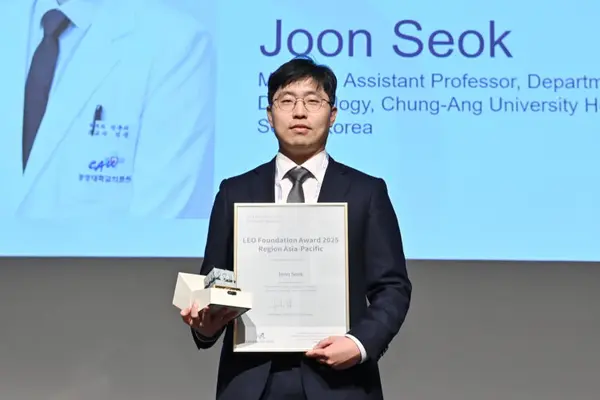 Le professeur Seok Jun, du service de dermatologie de l’Hôpital universitaire Chung-Ang, reçoit le tout premier « LEO Foundation Award » en Corée