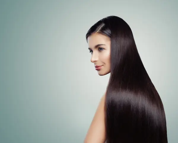 « Les cheveux raides sont-ils plus attrayants que les cheveux bouclés ? » Ce style capillaire donne une apparence plus jeune et plus saine