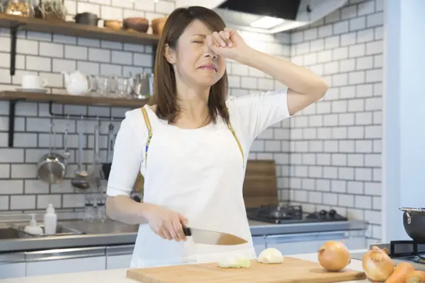 Vous pleurez à chaudes larmes à chaque fois que vous coupez des oignons ?… « Il existe une solution simple »