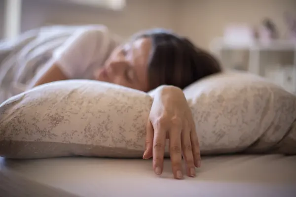 ¿Almohada alta vs almohada baja... para tener un rostro juvenil, ¿deberías cambiar la 'altura'?