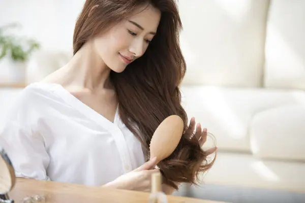 “Chỉ cần chải tóc cũng có điện giật?”…Mùa đông tóc rối bời vì tĩnh điện ‘phải’ xử lý như thế này!