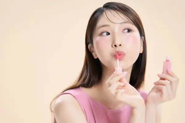 リップバーム vs リップスティック vs リップグロス… 冬でもしっとりした唇？‘この順番’で塗るべき！