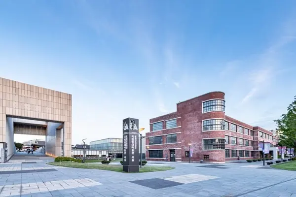 “Do the Rich Spend Time on Art?”… This Winter, 3 Art Museums You Want to Stay At