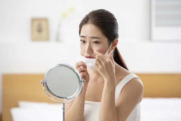 「化粧品を変えたらトラブルまで？」…肌が最初に送る‘中断信号’4つ