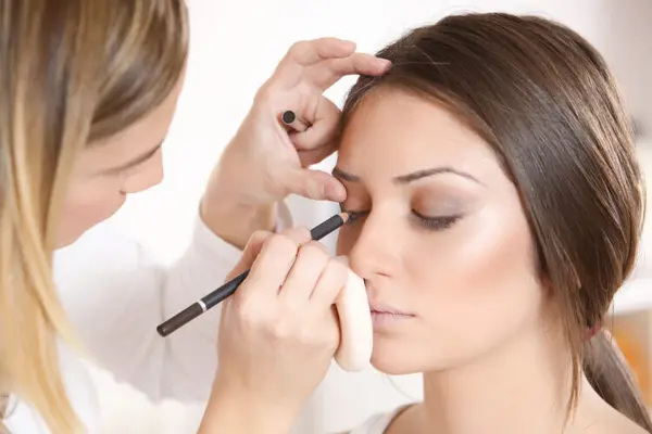 “Apakah Anda Mengunjungi Dokter Mata Setelah Menggunakan Eyeliner yang Terlalu Tebal?”…Hati-hati dengan ‘Ini’ saat Berdandan Mata!
