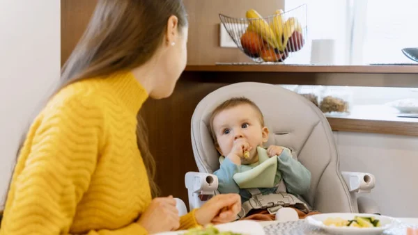 « Le miel et les raisins sont interdits ? » Voici les aliments que les parents américains évitent de donner à leurs enfants.