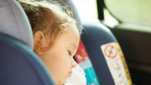 Précautions pour les jeunes enfants lors de longs déplacements