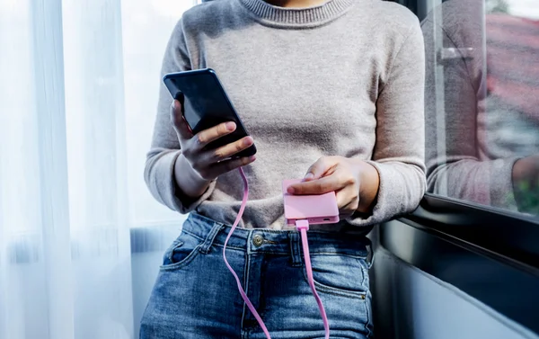 Lésions cutanées après contact avec des appareils électroniques pendant la charge… même une chaleur de faible intensité peut provoquer des brûlures.