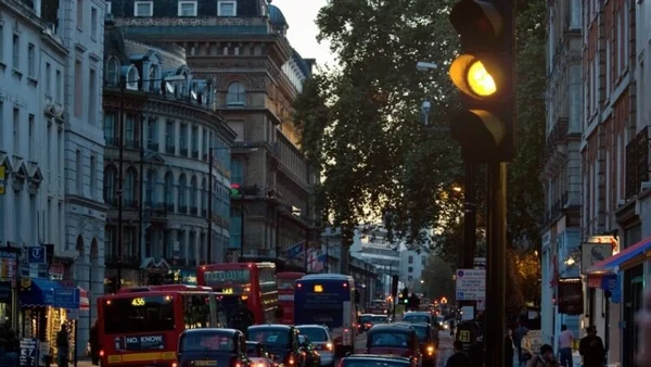 黄灯亮起时是停还是过……交叉口的‘困境区’