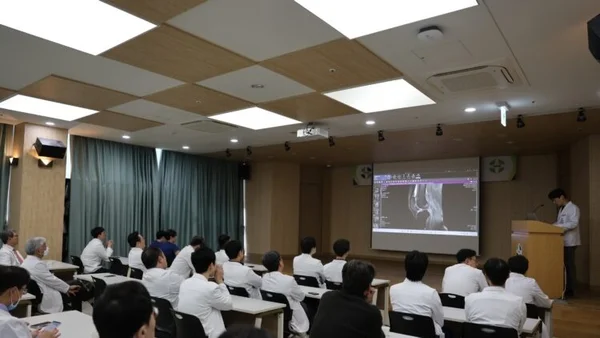 专科医院30多名医生每天清晨准时展开“会诊式讨论”，将手与关节治疗打造成口碑