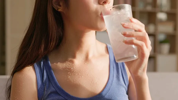 Vous transpirez à grosses gouttes au moindre coup de chaud ? Si l’odeur s’accentue aussi, cela peut être un signal