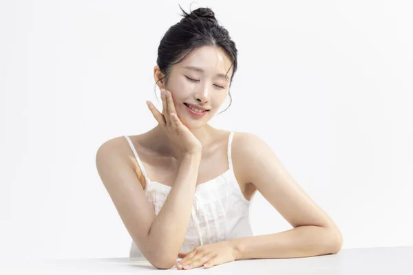 «¡Poros más tersos, más elasticidad!»… ¿En qué cambia el cuidado de los poros por la mañana vs por la noche?