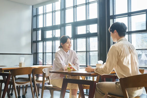 “合适的相亲”与“自然的相遇”…更幸福的夫妻是？