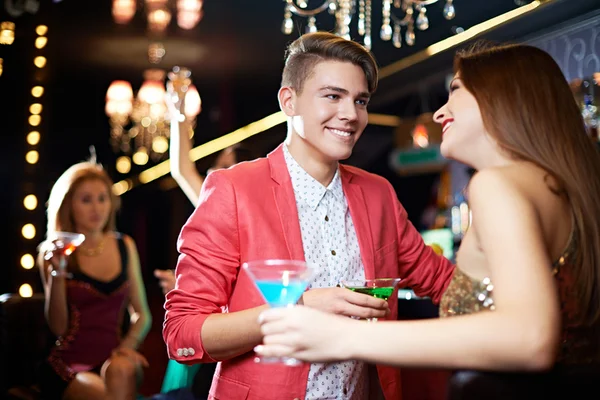 « Elle qui me sourit, je pensais qu'elle avait de l'intérêt »... Le flirt est-il un signal de ce caractère ?