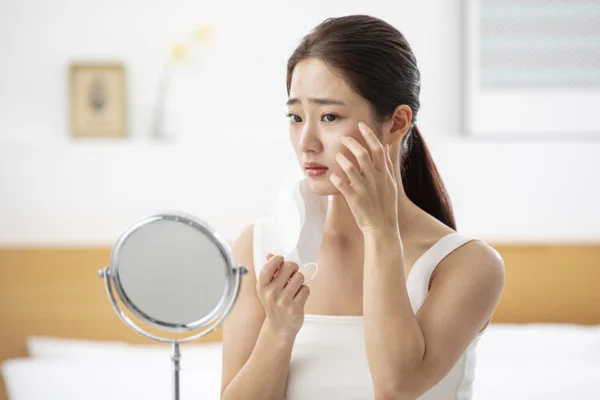 「単純な老化の問題ではない」…特に下に垂れ下がった「ブルドッグフェイス」、実は「これ」が原因？