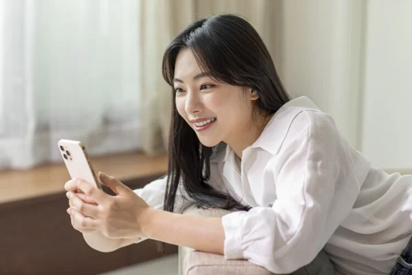 「スマートフォンが‘肌年齢’を決定する？」…‘この姿勢’だけ避ければ若返る？