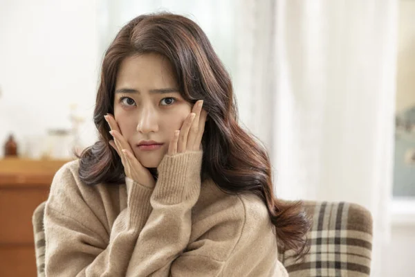 “Mặt cứ căng lên?”… Lý do da bị hư hại ở độ ẩm trong nhà 20%