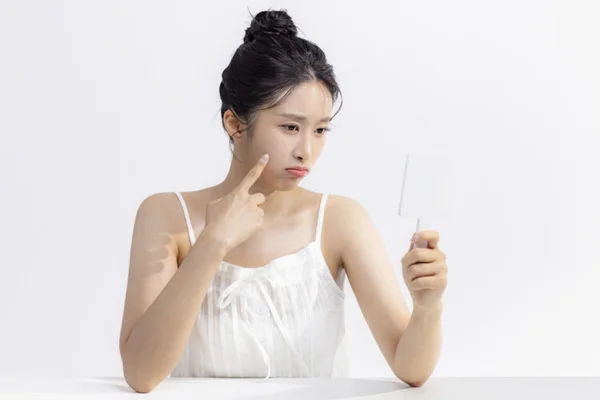 “Che phủ bằng kem che khuyết điểm là xong?”… Bỗng dưng nổi mụn, bí quyết chăm sóc khẩn cấp là gì?